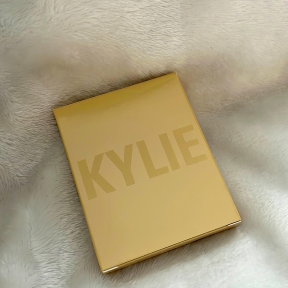 BNIB 💯% Authentic Kylie By Kylie Jenner Pressed Illuminating Powder - Picture 1 of 7